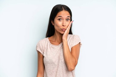 İspanyol güzel kadın şoke olmuş ve ağzı açık bir şekilde yüz yüze inanamamaktan hayrete düşmüş.