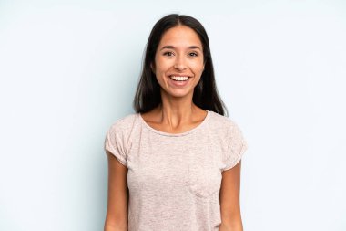 İspanyol güzel kadın mutlu ve hoş bir şekilde şaşırmış görünüyor. Büyülenmiş ve şok olmuş bir ifadeyle heyecanlanıyor.