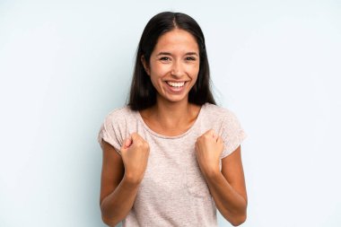 İspanyol güzel kadın zaferle bağırıyor, gülüyor, mutlu ve heyecanlı hissediyor başarıyı kutlarken.