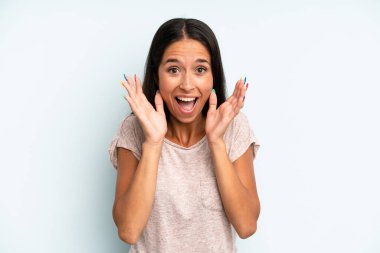 İspanyol güzel bir kadın beklenmedik bir sürpriz yüzünden şoke olmuş, heyecanlı, gülen, şaşkın ve mutlu hissediyor.