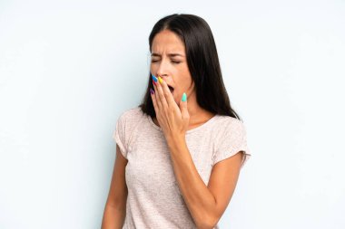 İspanyol güzel kadın sabahın erken saatlerinde uyanıyor, uykulu, yorgun ve sıkkın görünüyor.