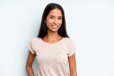 İspanyol güzel kadın neşeli ve rahat bir şekilde gülümsüyor pozitif, mutlu, kendinden emin ve rahat bir ifadeyle.