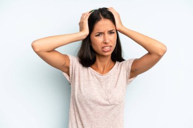 İspanyol güzel kadın hayal kırıklığına uğramış ve sıkılmış hissediyor, başarısızlıktan bıkmış ve bıkmış, sıkıcı işlerden bıkmış,