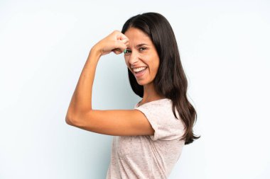 İspanyol güzel kadın kendini mutlu, tatmin olmuş ve güçlü hissediyor, kaslı ve formda, spor salonundan sonra güçlü görünüyor.