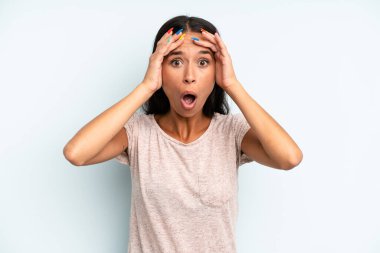 İspanyol güzel kadın dehşete kapılmış ve şok olmuş hissediyor, ellerini havaya kaldırıyor ve bir hata yüzünden panikliyor.