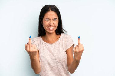 İspanyol güzel kadın kışkırtıcı, agresif ve müstehcen hissediyor. İsyankar bir tavırla orta parmağını hareket ettiriyor.