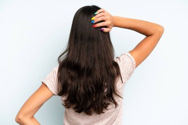 İspanyol güzel bir kadın bilgisiz ve kafası karışık hissediyor, bir çözüm düşünüyor, eli kalçasında, diğeri kafasında, dikiz aynasından.