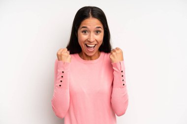 İspanyol güzel kadın şaşkın, heyecanlı ve mutlu hissediyor, gülüyor ve başarıyı kutluyor,!