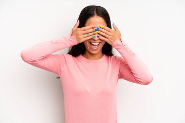 İspanyol güzel kadın gülümsüyor ve mutlu hissediyor, iki eliyle gözlerini kapatıyor ve inanılmaz bir sürpriz bekliyor.