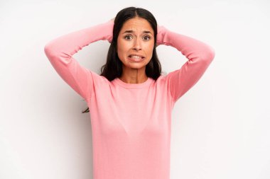 İspanyol güzel kadın kendini stresli, endişeli, endişeli ya da korkmuş hissediyor. Elleri başının üstünde, hatayla panikliyor.