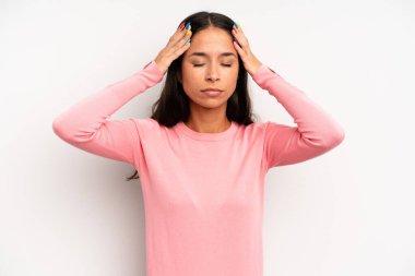 İspanyol güzel kadın konsantre, düşünceli ve ilham verici, beyin fırtınası yapıyor ve hayal ediyor.