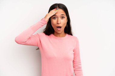 İspanyol güzel kadın mutlu, şaşkın ve şaşırmış görünüyor, gülümsüyor ve inanılmaz ve inanılmaz iyi haberleri fark ediyor.