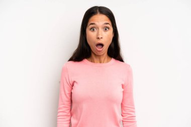 İspanyol güzel kadın şok olmuş ya da şaşırmış görünüyor, ağzı açık bir şekilde 