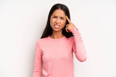 İspanyol güzel kadın şaşkın ve şaşkın hissediyor, deli, deli ya da aklını kaçırmış olduğunu gösteriyor.