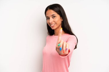 İspanyol güzel kadın gururla gülümsüyor ve bir numaralı pozu başarıyla veriyor, kendini lider gibi hissediyor.