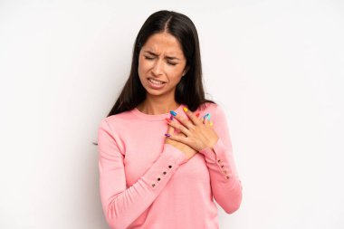 İspanyol güzel kadın üzgün, yaralı ve kalbi kırık görünüyor, iki elini de kalbe yakın tutuyor, ağlıyor ve bunalımda.