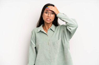 Latin kökenli güzel bir kadın unutulmuş bir süre için panikliyor, stresli hissediyor, bir pisliği örtbas etmek zorunda kalıyor ya da hata yapıyor.