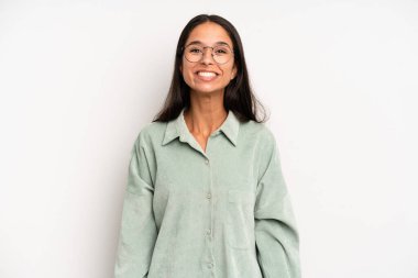 İspanyol güzel kadın mutlu ve şapşal görünüyor. Geniş, eğlenceli, deli gülüşü ve gözleri açık.