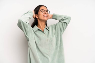 İspanyol güzel kadın gülümsüyor ve rahatlıyor, tatmin oluyor ve kaygısızca gülüyor.