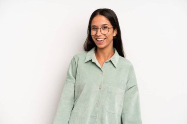 Hispanik güzel bir kadın, büyük, dost canlısı, kaygısız bir gülümsemesi var, pozitif, rahat ve mutlu görünüyor, ürpertici.