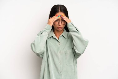 İspanyol güzel kadın stresli ve hayal kırıklığına uğramış görünüyor, baskı altında çalışıyor, başı ağrıyor ve sorunları var.