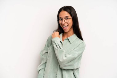 İspanyol güzel kadın mutlu, pozitif ve başarılı hissediyor, meydan okumayla karşılaştığında motive oluyor ya da iyi sonuçları kutluyor.