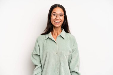 İspanyol güzel kadın mutlu ve hoş bir şekilde şaşırmış görünüyor. Büyülenmiş ve şok olmuş bir ifadeyle heyecanlanıyor.