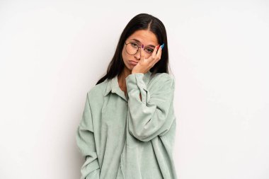 İspanyol güzel kadın sıkılmış, hayal kırıklığına uğramış ve uykulu. Yorucu, sıkıcı ve can sıkıcı bir işten sonra, el ele tutuşarak.