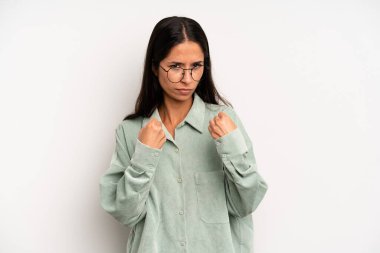 İspanyol güzel kadın kendinden emin, sinirli, güçlü ve agresif görünüyor. Yumrukları boks pozisyonunda dövüşmeye hazır.