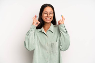 İspanyol güzel kadın gergin ve umutlu, şans diliyor ve dua ediyor.