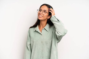 İspanyol güzel bir kadın neşeli ve sıradan bir şekilde gülümsüyor, olumlu, mutlu ve kendinden emin bir bakışla yumruk yumruğa.