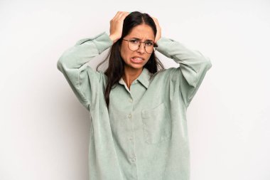 İspanyol güzel kadın hayal kırıklığına uğramış ve sıkılmış hissediyor, başarısızlıktan bıkmış ve bıkmış, sıkıcı işlerden bıkmış,