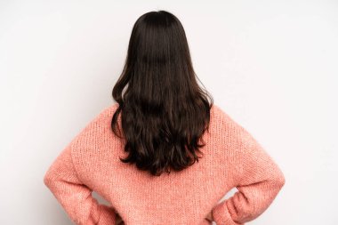 Hispanik güzel kadın kafası karışık ya da dolu ya da şüphe ve sorular, merak, elleri kalçasında, dikiz görüşlü