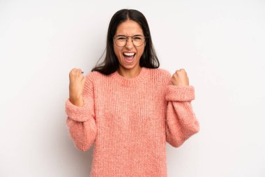 İspanyol asıllı güzel bir kadın öfkeli bir ifadeyle saldırganca bağırıyor ya da yumruklarıyla başarıyı kutluyor.