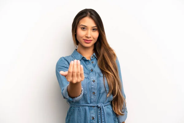 Asiatische Hübsche Frau Die Sich Glücklich Erfolgreich Und Selbstbewusst Fühlt — Stockfoto