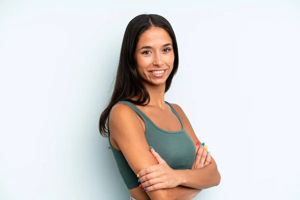 Hispânico Bonita Mulher Sorrindo Para Câmera Com Braços Cruzados Uma — Fotografia de Stock