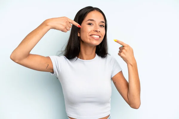 Hispanic Söt Kvinna Ler Tryggt Pekar Egen Bred Leende Positiv — Stockfoto