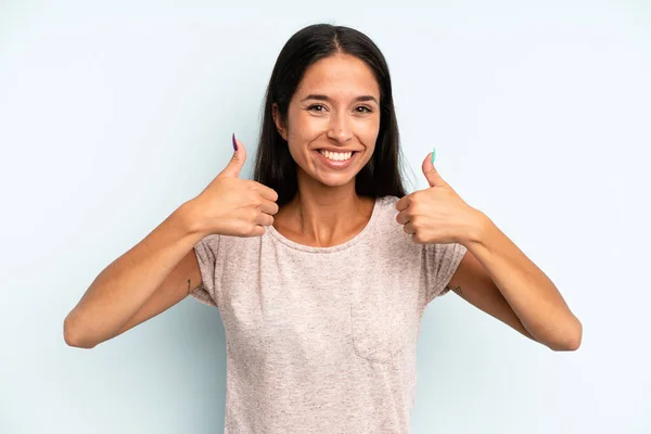 Mujer Bonita Hispana Sonriendo Ampliamente Mirando Feliz Positivo Seguro Exitoso —  Fotos de Stock