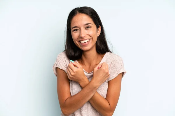 Hispanic Mooie Vrouw Lachen Vrolijk Vieren Met Vuisten Gebald Armen — Stockfoto