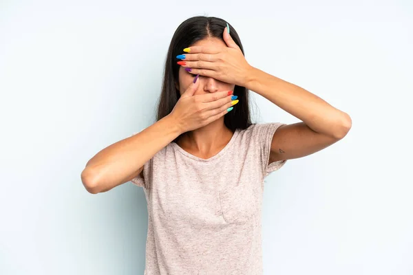 Hispânico Bonita Mulher Cobrindo Rosto Com Ambas Mãos Dizendo Não — Fotografia de Stock