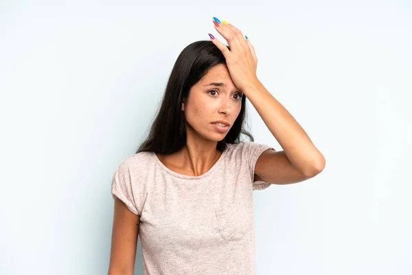 Hispanic Pretty Woman Raising Palm Forehead Thinking Oops Making Stupid — Foto de Stock