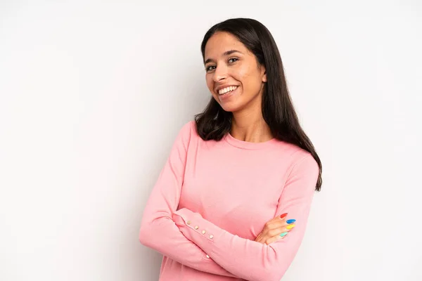 Mujer Bonita Hispana Riendo Felizmente Con Los Brazos Cruzados Con — Foto de Stock