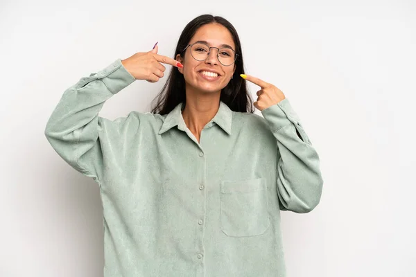 Hispanische Hübsche Frau Lächelt Selbstbewusst Und Zeigt Auf Ihr Eigenes — Stockfoto