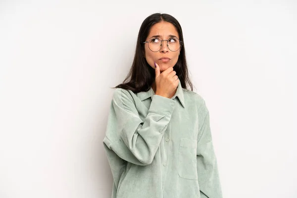 Hispanic Pretty Woman Thinking Feeling Doubtful Confused Different Options Wondering — Stock Photo, Image