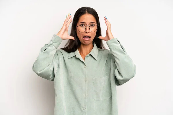 Hispanic Pretty Woman Screaming Hands Air Feeling Furious Frustrated Stressed — Stock Photo, Image