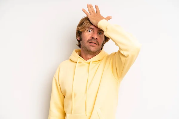 Blond Adult Man Raising Palm Forehead Thinking Oops Making Stupid — Fotografia de Stock