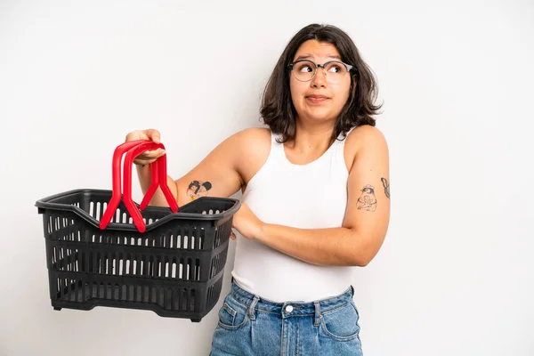 Hispanic Pretty Girl Shrugging Feeling Confused Uncertain Empty Shopping Basket — Foto Stock