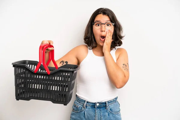 Hispanic Pretty Girl Feeling Shocked Scared Empty Shopping Basket Concept — Stockfoto