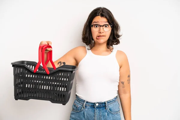 Hispanic Pretty Girl Looking Puzzled Confused Empty Shopping Basket Concept — Stockfoto
