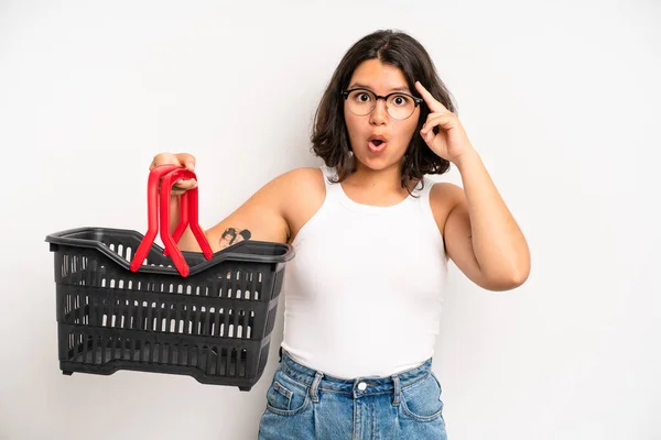 Hispanic Pretty Girl Looking Surprised Realizing New Thought Idea Concept — Stockfoto